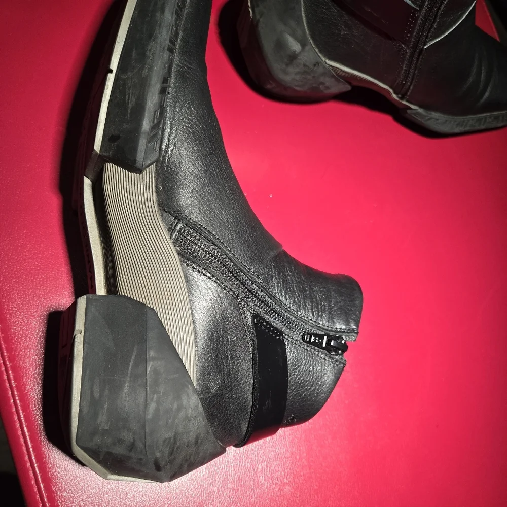 Fluevog x Star Trek: Strange New Worlds™ Cadet boots 6.5 - Picture 2 of 7